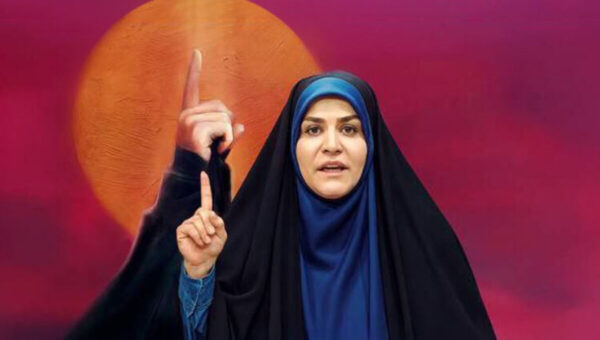 عکس  عکس یادگاری خبرنگار آمریکایی با سحر امامی مقابل ساختمان شیشه‌ای