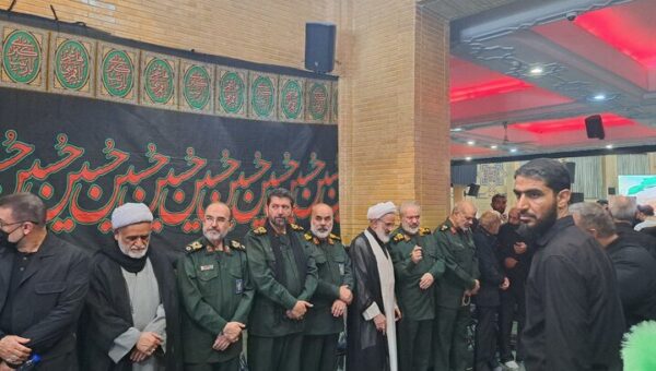 عزیز جعفری و طائب کنار یکدیگر در یک مراسم گرامیداشت/ تصاویری از فرماندهان کل سپاه از زمان دفاع مقدس تا کنون در مراسم ترحیم فرمانده کل پیشین سپاه