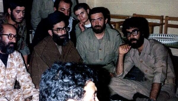 عکس/ شهید چمران در کنار رهبر انقلاب در صحرای طبس؛ اواخر دهه ۵۰