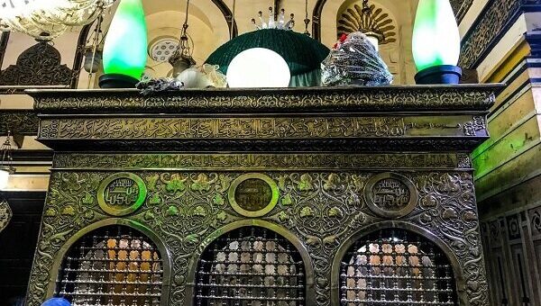 حکم دارالافتاء مصر درباره اقامه نماز در مساجد دارای ضریح