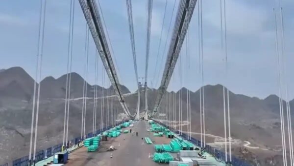 عکس  شکافتن و ایمن‌سازی جالب یک کوه برای ساخت بلندترین پل جهان
