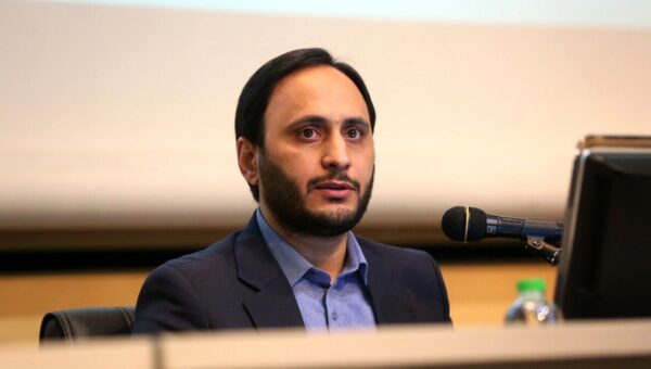 فرح در هنگام فرار از ایران 70 چمدان وسیله به همراه داشت/ دفاع سخنگوی دولت رئیسی از ماجرای تسخیر سفارت آمریکا و نقل خاطراتی از پسر عمومی فرح پهلوی