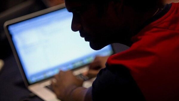 اکبر سگدست نوشته «بنده یک‌بار توی آسانسور با این آقای بازیگر بودم، ایشان حتی نگاه هم نکرد، واقعا حس امنیت گرفتم»!/می‌خواهند حواسمان را پرت کنند
