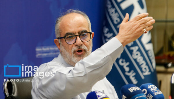 حسام الدین آشنا: زمانی بود که ریال هایمان هم شیر داشت و هم خط؛از وقتی ارز را ترجیح داده اند،نه از شیرمان یالی مانده و نه از خطمان نشانی!