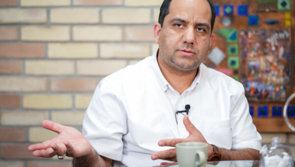 ببینید به بهانه عکس داشتن با چند دختر و پسر در کافه اجازه ندادند یک نخبه فلسفه در دانشگاه شریف درس بدهد