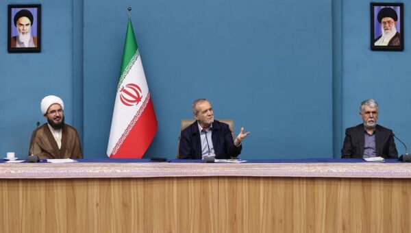 ببینید  اقدام جنجالی صداوسیما جلیلی: سانسور وزیر ارشاد از کنار رئیس جمهور!