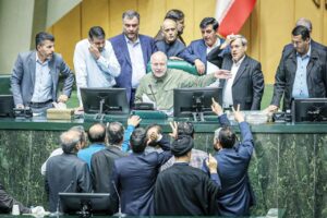 اکثریت نمایندگان با طرح‌های چندفوریتی پس از جنگ ۱۲ روزه توسط تندروها همراهی نکردند/ افراطیون می خواستند بمب اتم بسازند،تنگه هرمز را ببندند و…