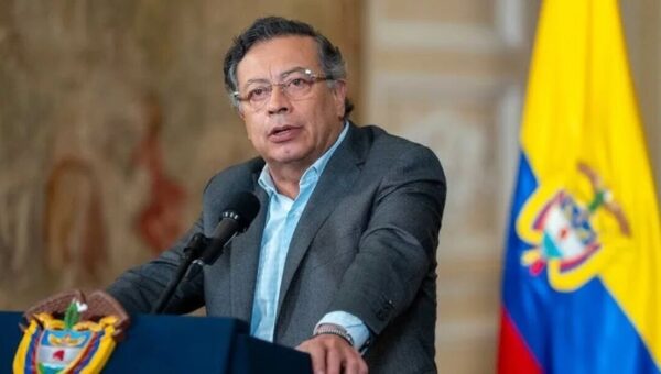 آمریکا گوستاو پترو را تحریم کرد / پترو خطاب به ترامپ: زانو زدنی در کار نخواهد بود