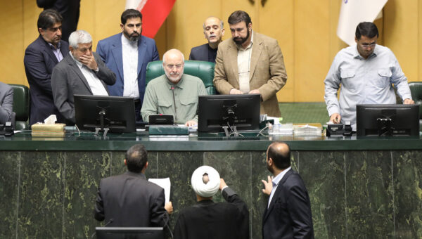 انتقاد تند روزنامه جمهوری اسلامی از قالیباف و نمایندگان تندرو: قالیباف دنبال کاپیتولاسیون چینی و روسی است/ شما صلاحیت نمایندگی مجلس را ندارید