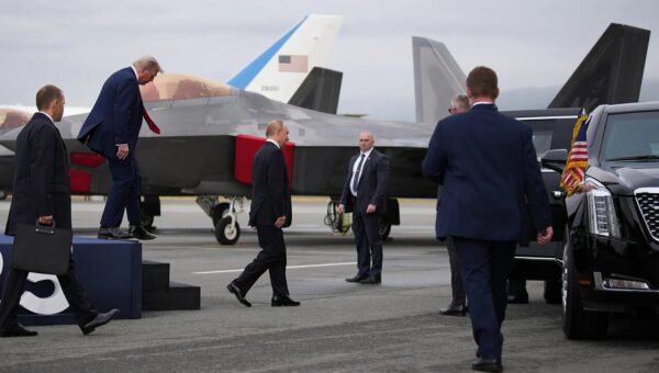 عکس  تصویر جدید ترامپ در کنار جنگنده‌های آمریکا روی ناو هواپیمابر