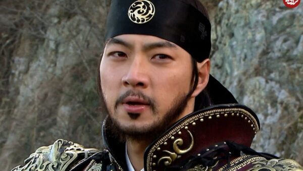 عکس چهره و استایل بازیگر نقش جومونگ در ۵۴ سالگی حین پیش از شروع مسابقه دو ماراتن