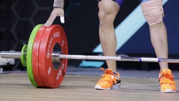 عکس  کوچ قهرمان وزنه‌برداری به بحرین!