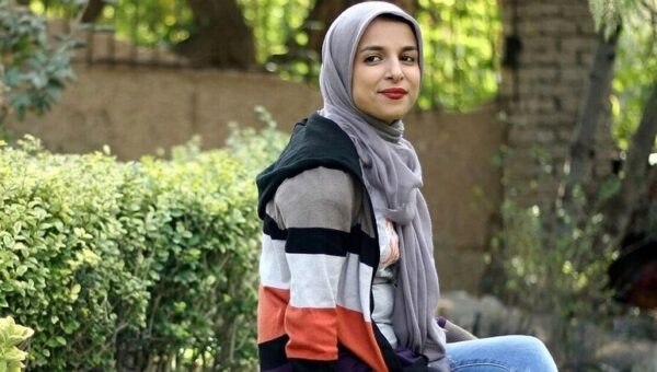 انتقاد روزنامه اطلاعات از حکم حبس برای زینب موسوی بخاطر اهانت به فردوسی/شاملو هم علیه فردوسی حرف زد، چون سوادش را نداشت