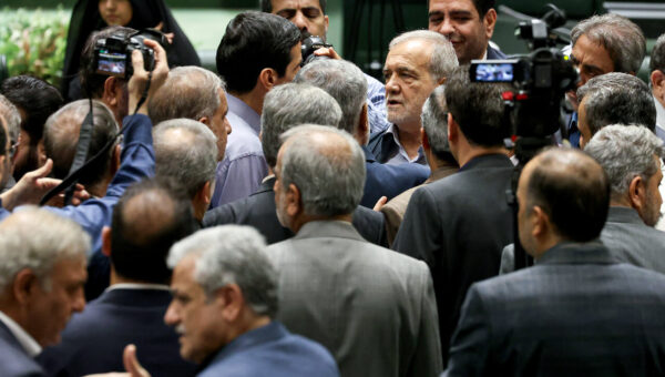 پزشکیان به فراکسیون مستقلین مجلس می رود / مهرداد لاهوتی: میزبان چهار وزیر دولت که نامشان در لیست استیضاح است، خواهیم بود