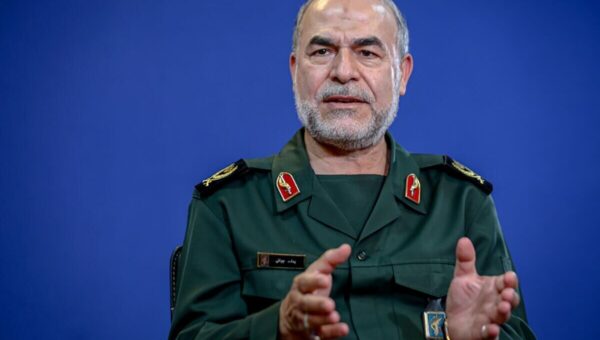 معاون سیاسی سپاه: دشمن از طریق جنگ شناختی به دنبال سیاه‌نمایی و بی‌اعتمادسازی مردم به نظام است/ دشمن با بزرگنمایی مشکلات به دنبال تضعیف ایمان مردم است