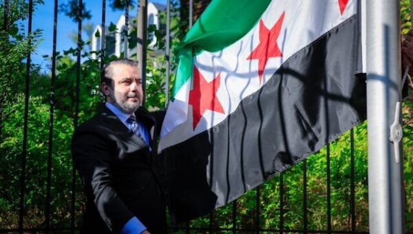 الشیبانی با برافراشتن پرچم سوریه در انگلیس:آغوش سوریه باز است/توافق احتمالی با اسرائیل در چارچوب بازسازی سوریه است/نقش روسیه در سوریه مانند گذشته نیست