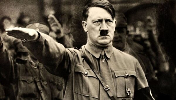 عکس  تصویر کمتر دیده شده از هیتلر در حال تعظیم مقابل یک مقام ارشد!