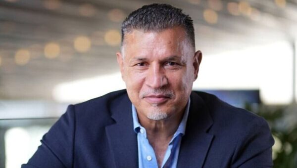 کودک سرطانی در آغوش علی دایی: دیگر آرزویی ندارم