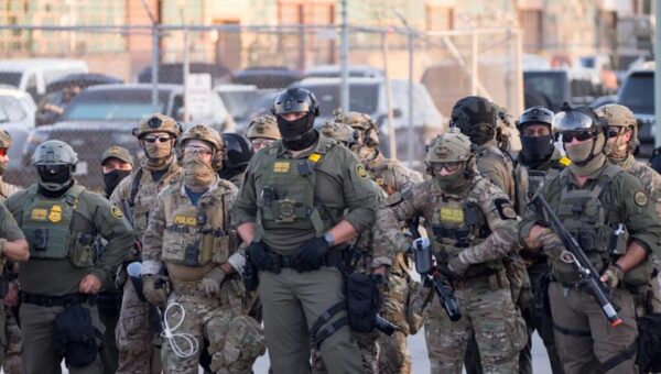 ببینید  بازداشت وحشیانهٔ یک شهروند آمریکایی در ایالت ایلینوی توسط مأمور ادارهٔ مهاجرت و گمرک!