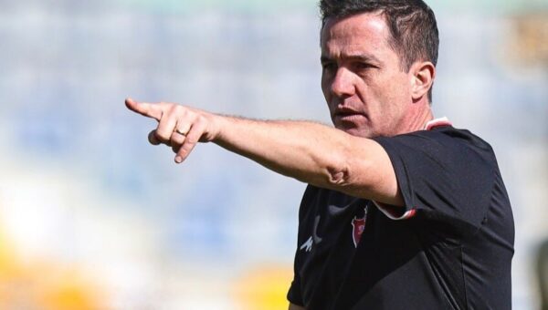 مربی پرسپولیس فعلا ماندگار شد/ برکناری چند هفته عقب افتاد؟!