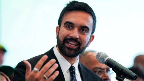 در باره زهران ممدانی عجله نکنید؛ او از قبیله ای آمده که مشهور به محافظه کاری است/ شاید بعد از شهردارشدن همان کسی نباشد که قبل از آن شعار می داد