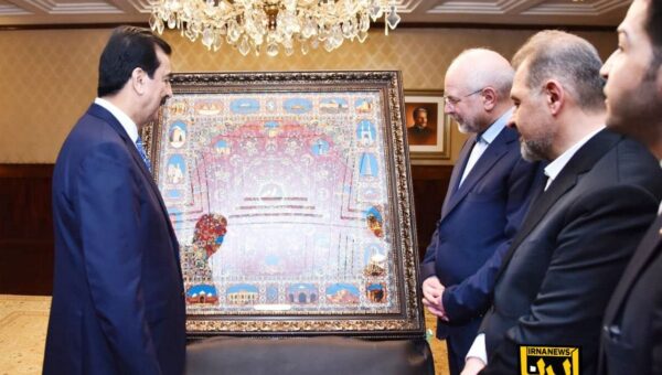 هدیه خاص و نفیس قالیباف به رئیس مجلس سنای پاکستان + عکس