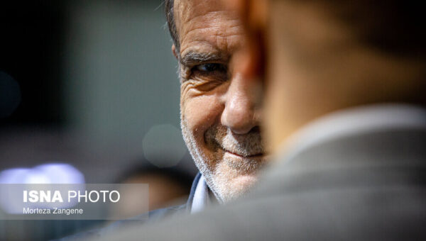 پزشکیان، امیر قلعه نویی و دنیا مالی در یک قاب تصویر/ رئیس جمهور در عکس دسته جمعی با تیم ملی پشت کدام بازیکن  ایستاد؟ + تصاویر