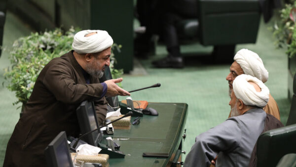 رسایی،سرشاخ با اشخاص یا بازیکن یارکوب برای دولتی‌ها/ پشت پرده حملات نماینده سوپرانقلابی به معاون اول دولت/ در لیست رسایی بعد از ظریف نوبت عارف شده؟