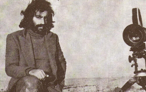 عکس/ مسعود کیمیایی در حال مرتب کردن موهای محمد صالح‌علا؛ ۴۰ سال قبل