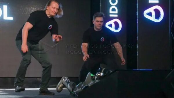 نخستین ربات انسان‌نمای روسیه زمین خورد و مشهور شد / یک نمایش جنجالی