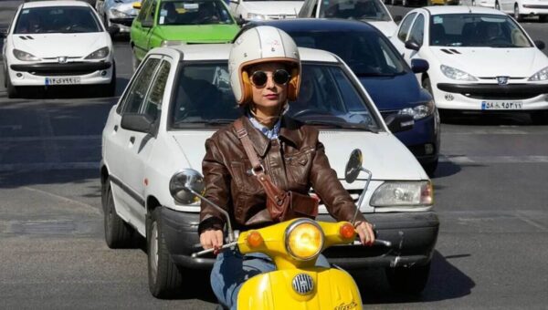 ببینید  حناچی: چه فرقی می‌کند زنان روی موتور جلو بنشینند یا عقب؟