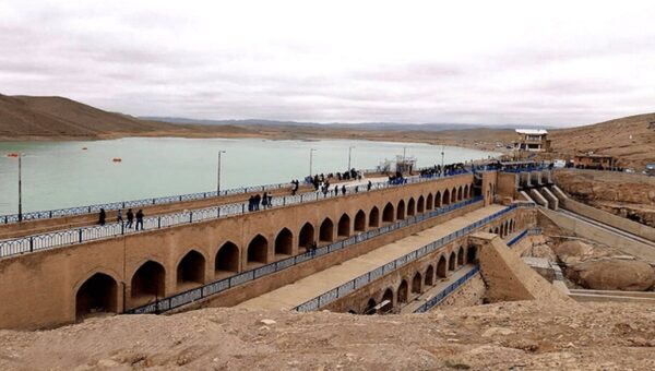 تخریب پل و سقوط ۱۲ نفر در سد فریمان/ عکس