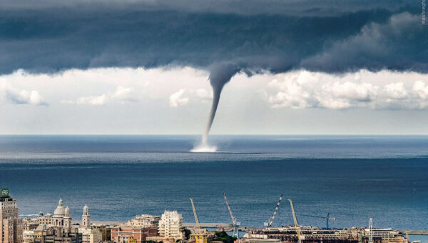 ببینید  گردباد آبی در سواحل ویتنام