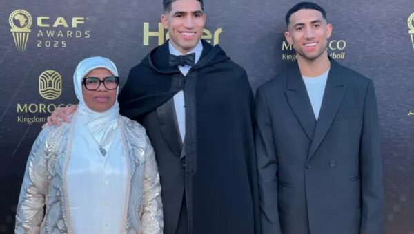 عکس ورود عجیب اشرف حکیمی با اسکوتر به مراسم بهترینها