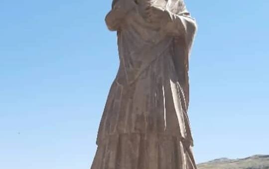 مرگ سرخ بر کوه منار اندیکا : وقتی شمشیر دشمن به عفت رسید، پرتگاه آغوش ماه پری بانوی نجیب ایل شد.