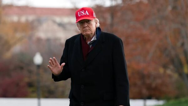 ترامپ برکناری مدیر اف‌بی‌آی را بررسی می‌کند