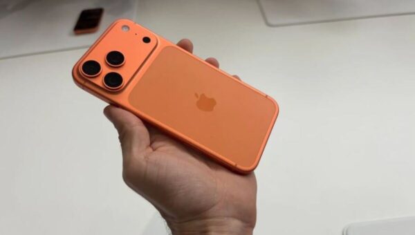 ببینید  تشکیل صف برای خرید آیفون ۱۷ در غزه!