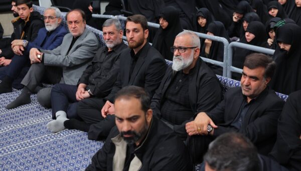 تصاویری از عزاداری در حسینیه امام خمینی/ لاریجانی و قالیباف هم بودند/ تیپ متفاوت سردار قاآنی/ نقدی هم آمد