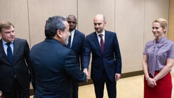 عراقچی در پاریس بدنبال چیست؟/ فرانسه پنجره ای برای ادامه مذاکرات با اروپا و امریکاست؟