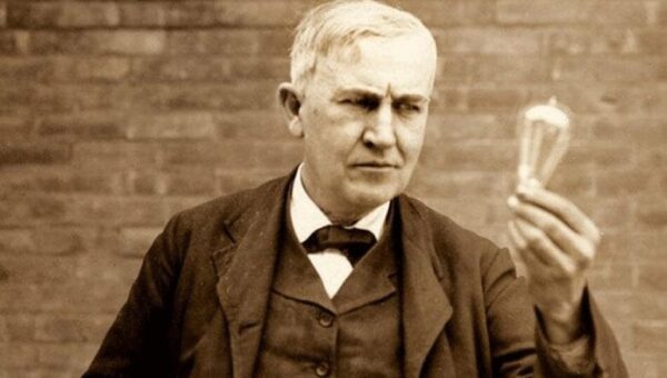 عکس/ توماس ادیسون در کنار اختراع حیرت‌انگیزش «گرامافون»؛ سال ۱۲۵۳ خورشید