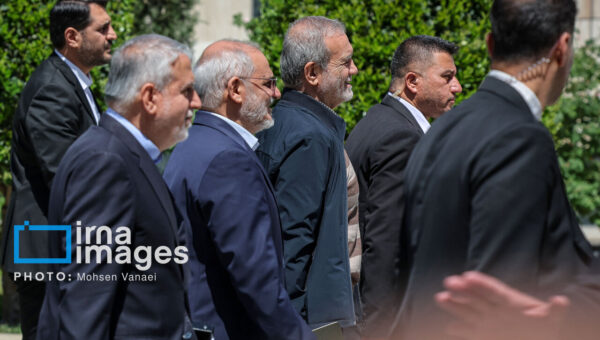 گل به خودی تندروها؛ همه پشت دولت درآمدند/ پزشکیان استعفا بدهد اگر…