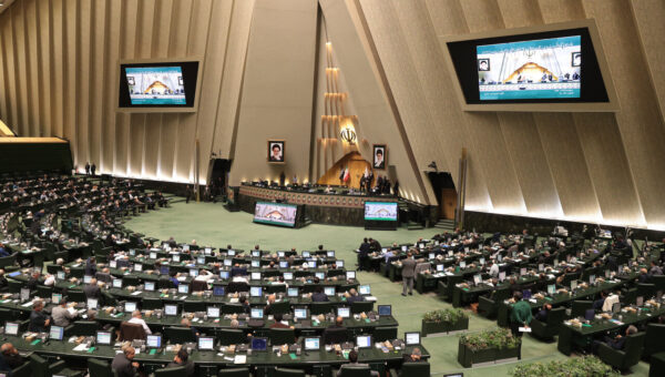 نماینده ملایر: فرهنگ را کوچک کنیم، کشور را بی‌دفاع کرده‌ایم