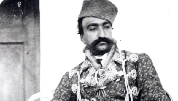 عکس/ ژست خاص «ناصرالدین‌شاه» در کاخ صاحبقرانیه؛ سال ۱۲۶۹