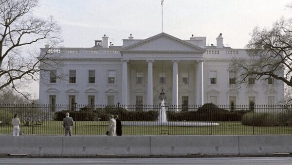 ببینید  آماده‌سازی دفتر بیضی کاخ سفید برای کریسمس