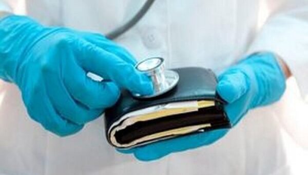 روایت عضو پیشین هیات مدیره نظام پزشکی؛ پزشک برای عمل زیبایی علاوه بر پول جراحی، گردنبند طلای زن را هم گرفته بود/ تا ۵۰۰ میلیون هم زیرمیزی می‌گیرند