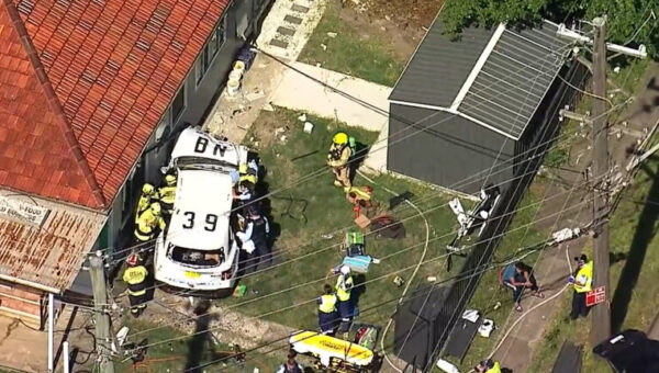 ببینید  تصادف خودروی پلیس و ورود به خانه مسکونی!