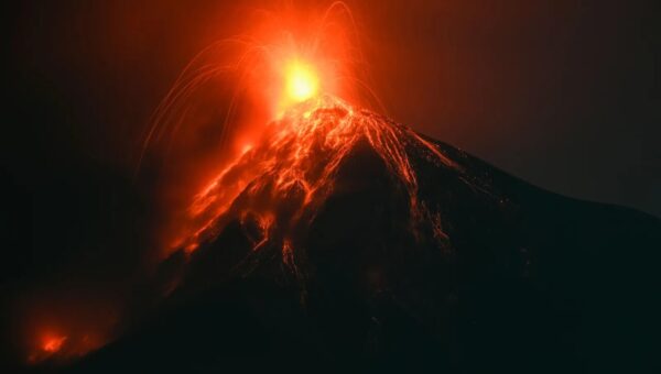 تصاویر  عکس‌هایی استثنایی از لحظه فوران آتشفشان در گواتمالا