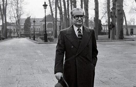 عکس تصویری تاریخی از محمدرضا پهلوی بعد از جدایی از ثریا؛ تنها روی مبل در حال تماشای عکسهای آلبوم!