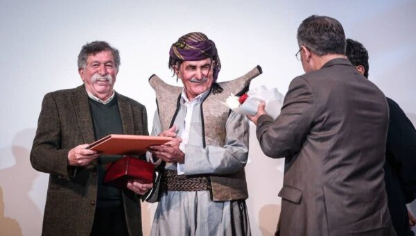 نکوداشت مستندساز عاشق ایران برگزار شد/ اهدای نشان فیروزه سینماحقیقت به فرهاد ورهرام