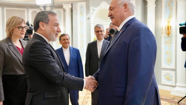 عراقچی با لوکاشنکو دیدار کرد /  اهدای تاج گل به کشته شدگان جنگ+ تصاویر